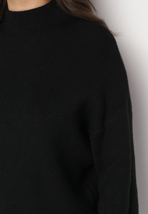 Born2be - Czarny Gładki Sweter z Golfem Swenua. Okazja: na co dzień. Typ kołnierza: golf. Kolor: czarny. Długość rękawa: długi rękaw. Długość: długie. Wzór: gładki. Styl: klasyczny, casual