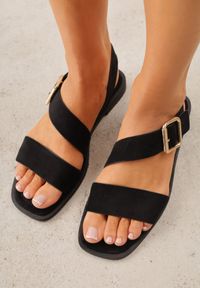 Born2be - Czarne Płaskie Sandały z Asymetrycznym Paskiem i Dużą Klamrą Zellova. Okazja: na co dzień. Zapięcie: klamry. Kolor: czarny. Materiał: zamsz, koronka. Styl: casual, elegancki #4