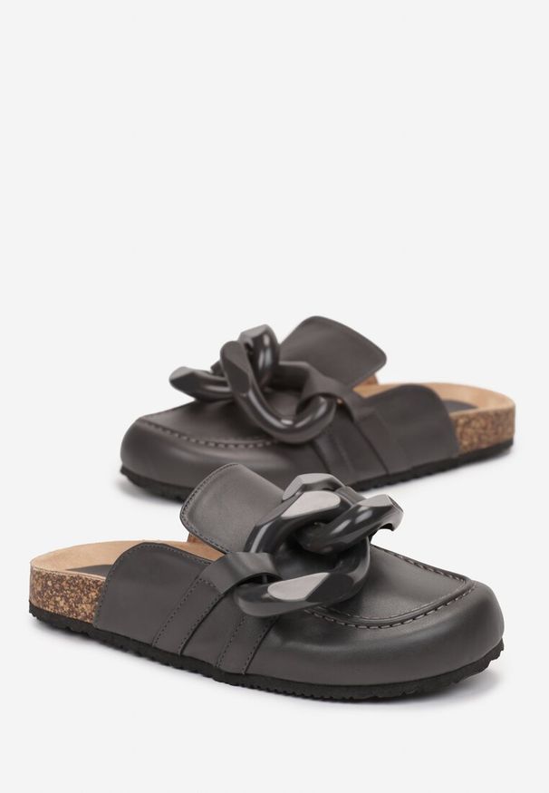 Born2be - Szare Klapki z Imitacji Skóry na Płaskiej Podeszwie Korkowej z Ozdobnym Łańcuchem Enedia. Kolor: szary. Materiał: skóra. Obcas: na płaskiej podeszwie