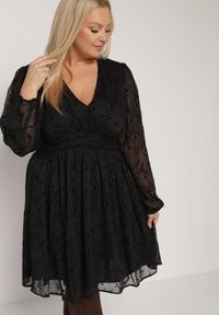 Born2be - Czarna Rozkloszowana Sukienka z Siateczki z Kwiatowym Wzorem Vidnessa. Okazja: na co dzień. Typ kołnierza: dekolt w kształcie V. Kolekcja: plus size. Kolor: czarny. Materiał: poliester. Wzór: kwiaty. Typ sukienki: dla puszystych. Styl: casual, klasyczny #5