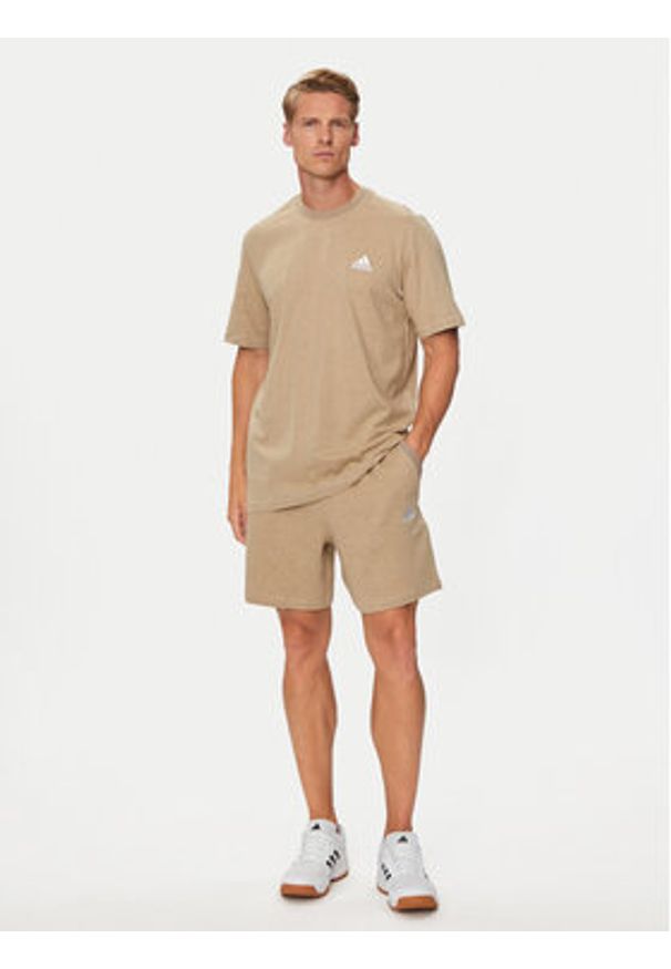Adidas - adidas T-Shirt Seasonal Essentials IY6605 Beżowy Regular Fit. Kolor: beżowy. Materiał: bawełna