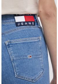 Tommy Jeans jeansy SYLVIA CE619 damskie high waist. Stan: podwyższony. Kolor: niebieski