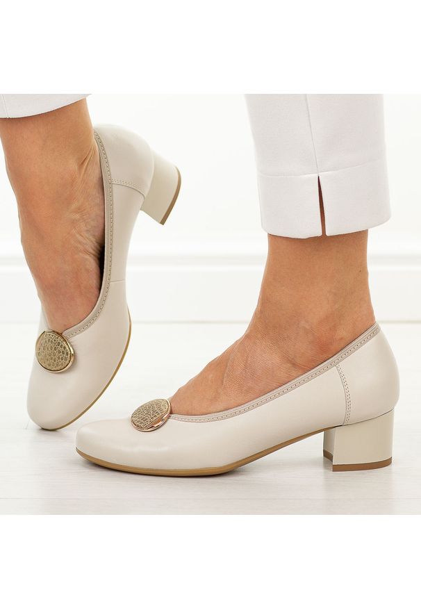 Beżowe skórzane Polskie czółenka damskie Suzana 4505. Nosek buta: okrągły. Kolor: beżowy. Szerokość cholewki: normalna. Wzór: aplikacja. Materiał: skóra. Sezon: wiosna, lato. Obcas: na obcasie. Styl: wizytowy, klasyczny, elegancki. Wysokość obcasa: niski