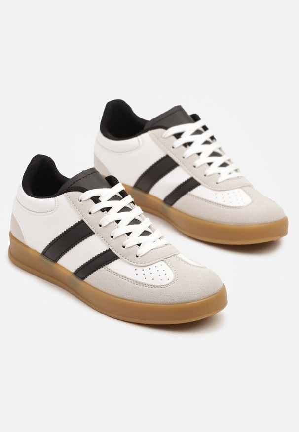 Born2be - Biało-Czarne Sneakersy Typu Kultowe Tenisówki z Ozdobnymi Przeszyciami Selfia. Okazja: na co dzień. Kolor: biały. Materiał: jeans. Obcas: na płaskiej podeszwie