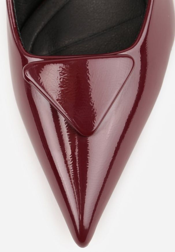 Renee - Bordowe Czółenka Lakierowane na Kaczuszce z Trójkątną Ozdobą Omenra. Okazja: na spotkanie biznesowe, do pracy. Kolor: czerwony. Materiał: lakier. Wzór: aplikacja. Obcas: na szpilce. Styl: biznesowy. Wysokość obcasa: niski