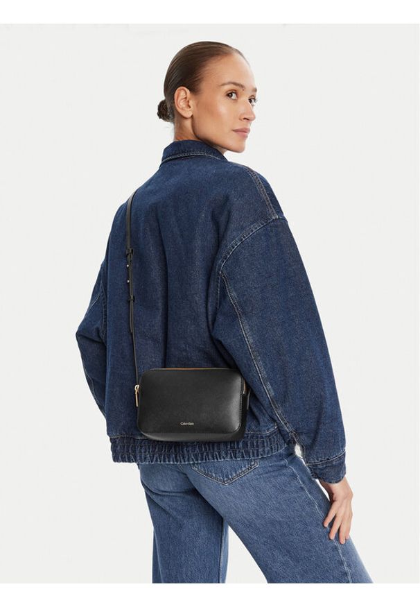 Calvin Klein Torebka Foil Logo Elongated Camera Bag LV04F3276G Czarny. Kolor: czarny. Materiał: skórzane