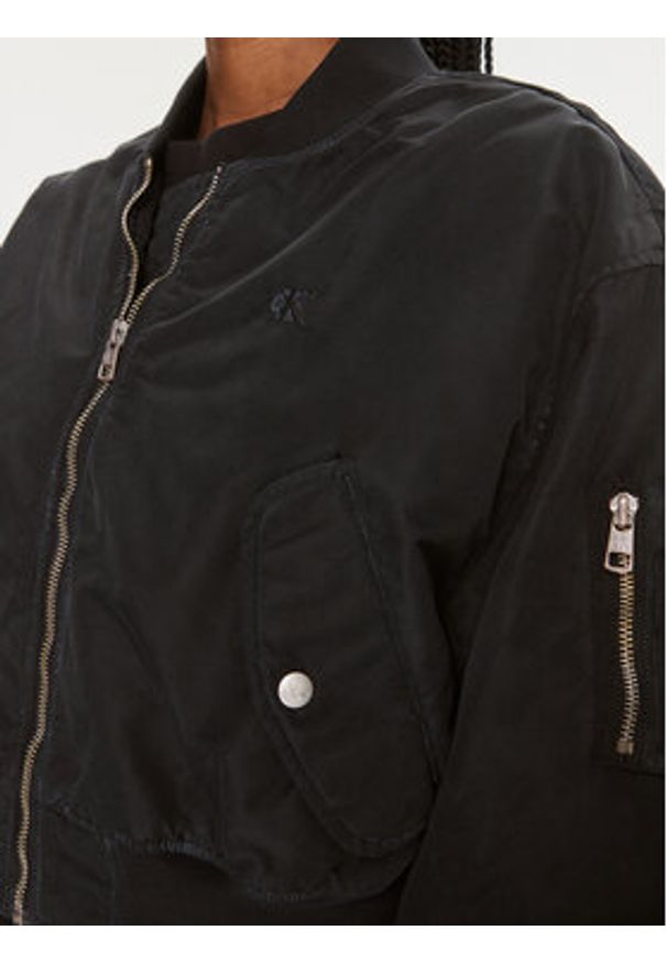 Calvin Klein Jeans Kurtka bomber J20J221378 Czarny Relaxed Fit. Kolor: czarny. Materiał: syntetyk