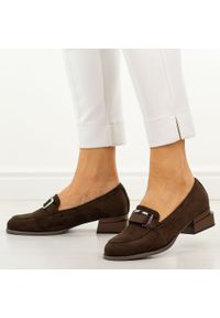 D.Brązowe półbuty damskie, mokasyny M.Daszyński Sa267-2. Okazja: na co dzień, na spotkanie biznesowe, do pracy. Nosek buta: okrągły. Kolor: brązowy. Szerokość cholewki: normalna. Wzór: aplikacja. Materiał: zamsz. Sezon: wiosna, jesień, lato. Obcas: na obcasie. Styl: casual, biznesowy, elegancki, klasyczny. Wysokość obcasa: niski #1