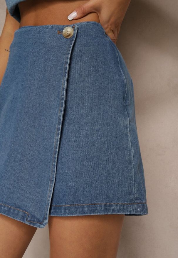 Renee - Niebieskie Jeansowe Spódnico-Szorty z Bawełny o Asymetrycznym Kroju Rinasiela. Okazja: na co dzień. Kolor: niebieski. Materiał: bawełna, jeans. Sezon: wiosna. Styl: casual