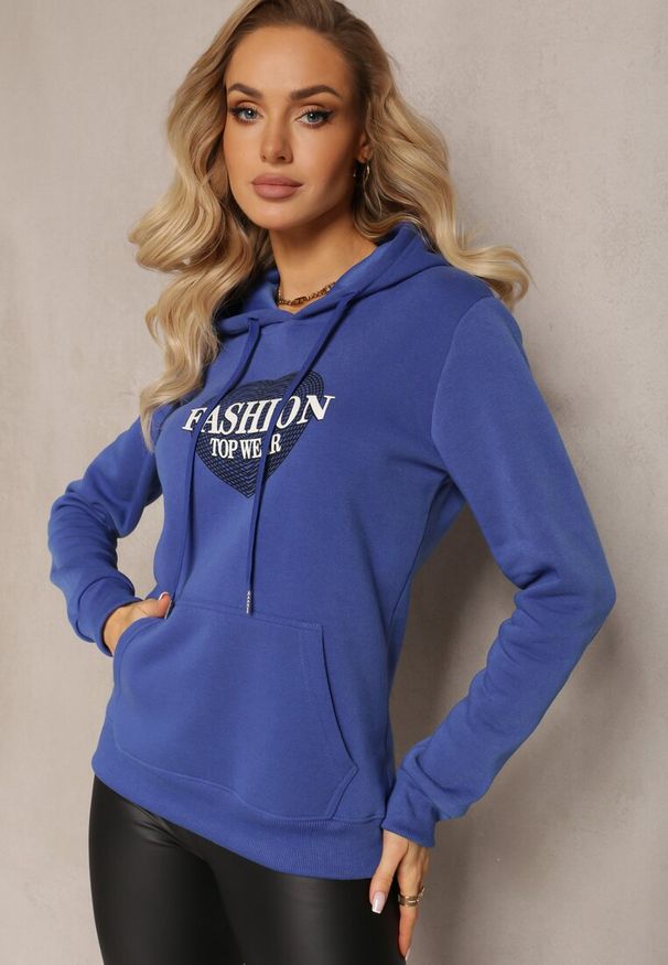 Renee - Niebieska Bluza Kangurka Ocieplona Polarem z Ozdobnym Nadrukiem Elili. Okazja: na co dzień. Kolor: niebieski. Materiał: polar. Wzór: nadruk. Styl: elegancki, casual