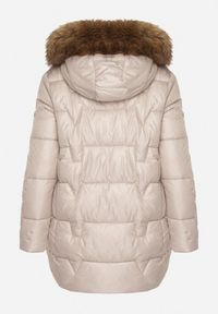 Born2be - Beżowa Pikowana Kurtka z Kapturem z Odpinanym Futerkiem Galiara. Okazja: na co dzień, na spacer. Typ kołnierza: kaptur. Kolor: beżowy. Materiał: futro. Styl: casual, elegancki #4