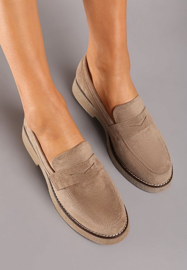 Born2be - Ciemnobeżowe Mokasyny z Imitacji Zamszu na Kontrastowej Podeszwie Beliara. Okazja: na co dzień, do pracy. Kolor: beżowy. Materiał: zamsz. Styl: elegancki, casual