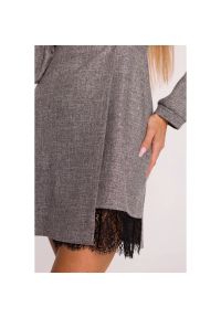 MOE - Elegancka sukienka tweedowa trapezowa kopertowa szara. Okazja: na randkę, na imprezę. Typ kołnierza: dekolt kopertowy, dekolt w kształcie V. Kolor: szary, czerwony, różowy. Materiał: tkanina, poliester, dzianina, koronka. Długość rękawa: długi rękaw. Typ sukienki: trapezowe, kopertowe. Styl: elegancki. Długość: mini #4