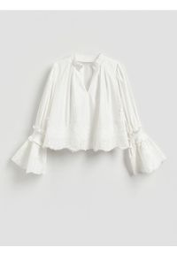 Reserved - Bawełniana bluzka z ozdobnym rękawem - biały. Kolor: biały. Materiał: bawełna #1