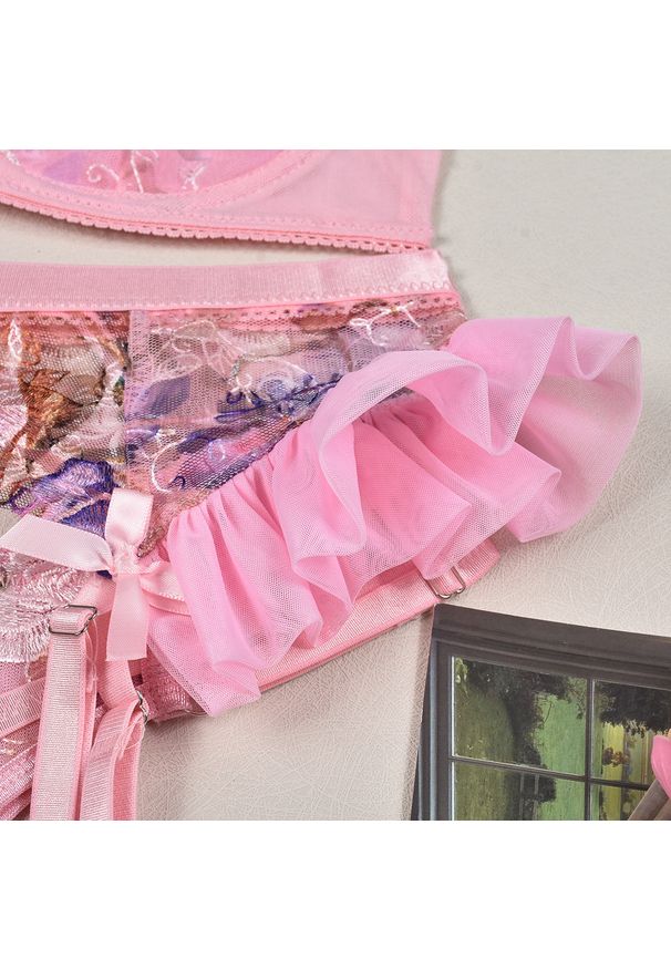 Intica - Komplet bielizny czteroczęściowy z eleganckim biustonoszem i majtkami Catharina. Kolor: różowy. Materiał: materiał. Wzór: aplikacja