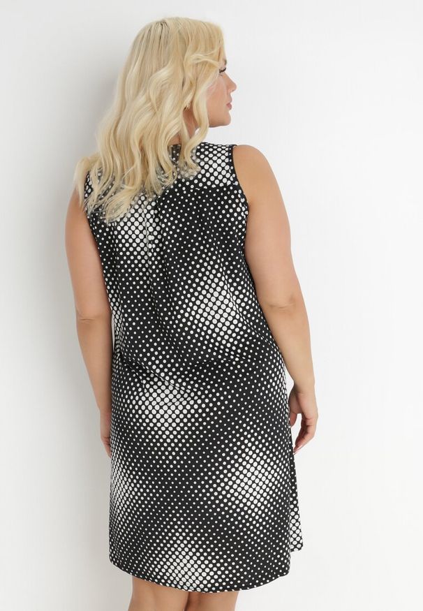Born2be - Czarna Sukienka Nicolas. Kolekcja: plus size. Kolor: czarny. Materiał: dzianina. Długość rękawa: bez rękawów. Wzór: nadruk, kropki, gradientowy. Typ sukienki: proste, dla puszystych. Długość: midi