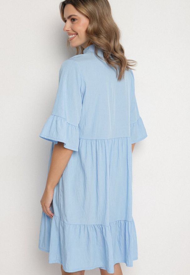 Born2be - Jasnoniebieska Sukienka Rozkloszowana z Wiskozą Ozdobiona Falbanami Eviriane. Okazja: na co dzień. Typ kołnierza: dekolt w serek. Kolor: niebieski. Materiał: wiskoza. Wzór: aplikacja. Typ sukienki: proste. Styl: casual