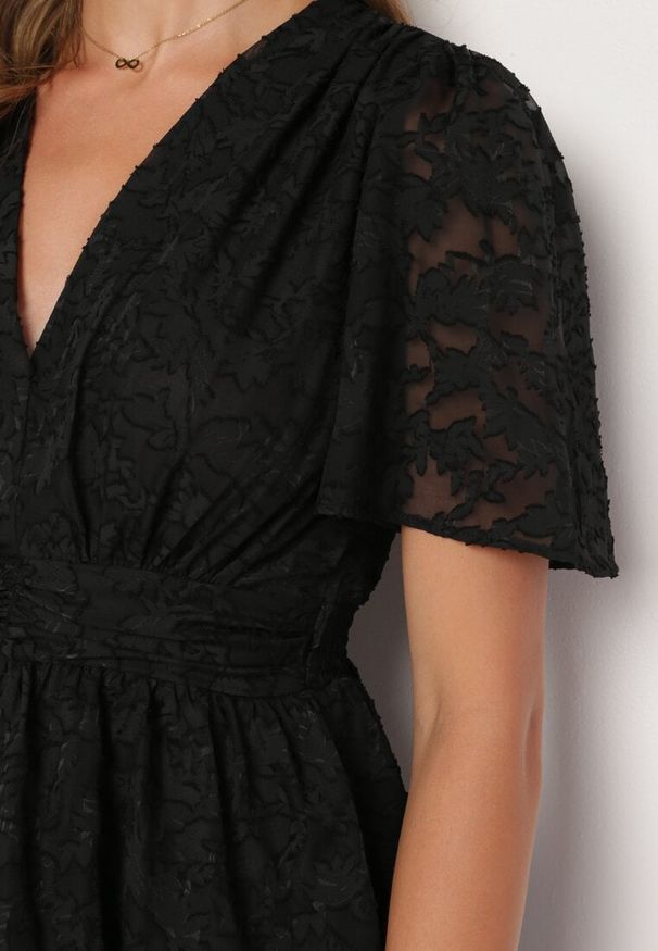 Born2be - Czarna Rozkloszowana Sukienka z Trójkątnym Dekoltem z Gumką w Pasie i Falbankami Crapia. Okazja: na spacer. Typ kołnierza: kołnierz z falbankami. Kolor: czarny. Długość rękawa: krótki rękaw. Styl: wizytowy