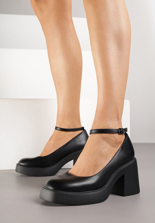 Born2be - Czarne Czółenka na Obcasie i Platformie w Eleganckim Stylu Isivia. Okazja: na randkę. Zapięcie: pasek. Kolor: czarny. Materiał: satyna, lakier. Obcas: na obcasie. Styl: elegancki. Wysokość obcasa: średni