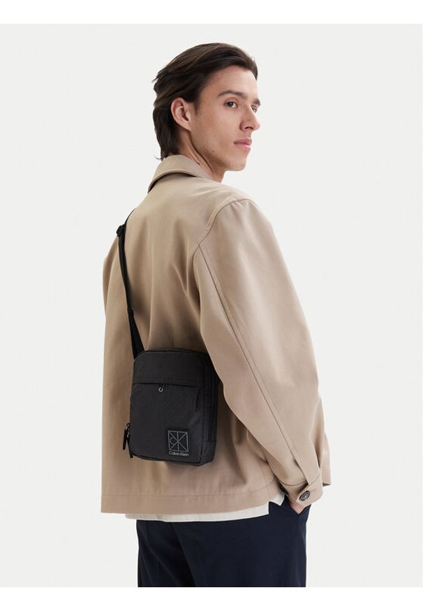 Calvin Klein Saszetka Utility Emblem Reporter LV04D3303G Czarny. Kolor: czarny. Materiał: materiał