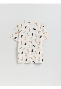 Reserved - T-shirt regular z nadrukiem allover - beżowy. Kolor: beżowy. Materiał: dzianina, bawełna. Wzór: nadruk #1