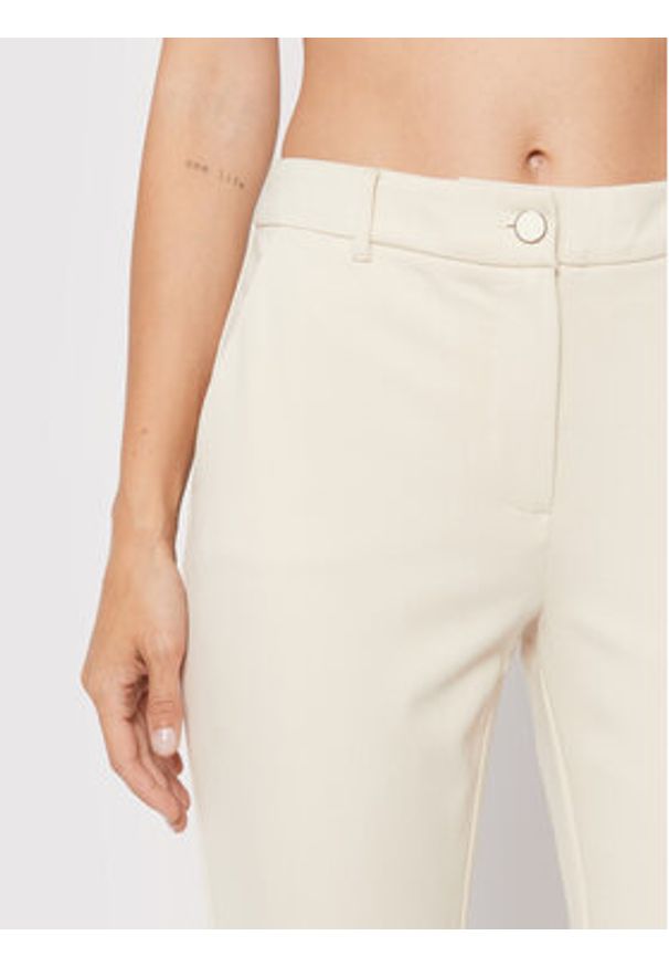 Guess Spodnie materiałowe Zoe W2YB01 K8RN0 Beżowy Regular Fit. Kolor: beżowy. Materiał: syntetyk