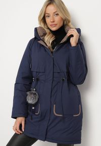 Born2be - Granatowa Kurtka Parka z Kapturem i Ozdobną Zawieszką Ściągana w Pasie Zerilie. Okazja: na co dzień, na spacer. Typ kołnierza: kaptur. Kolor: niebieski. Materiał: jeans. Styl: klasyczny, casual, elegancki #1