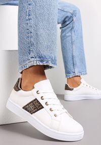 Renee - Biało-Brązowe Sneakersy Sznurowane z Wstawkami Danthe. Kolor: biały. Materiał: jeans #1