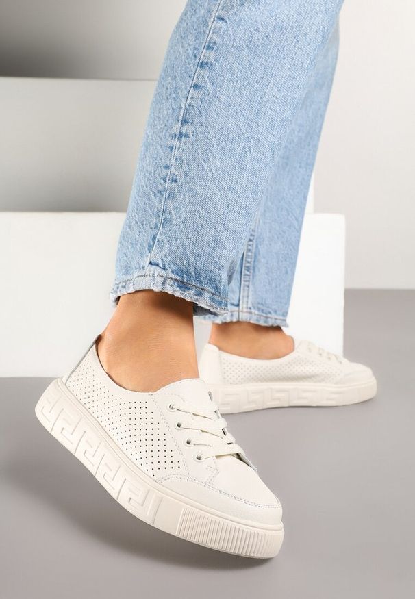Renee - Beżowe Sneakersy ze Skóry Naturalnej z Perforacją Isolena. Okazja: na co dzień. Kolor: beżowy. Materiał: skóra. Obcas: na płaskiej podeszwie