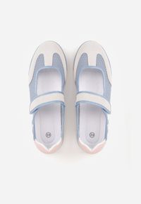 Born2be - Granatowe Tenisówki w Stylu Balerinek z Napisem Emitanela. Okazja: na co dzień. Zapięcie: rzepy. Kolor: niebieski. Materiał: jeans. Wzór: napisy. Styl: casual, sportowy #5