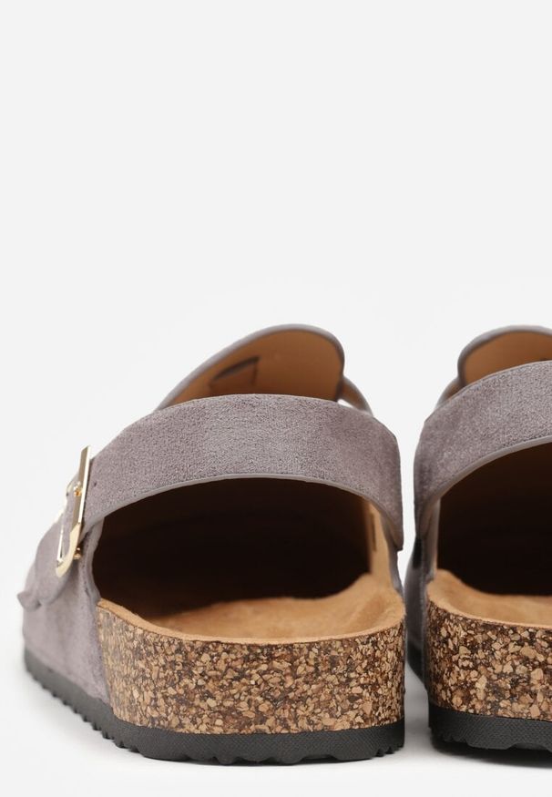 Born2be - Szare Sandały w Stylu Chodaków Ozdobione Klamrami Qyrraya. Okazja: na co dzień. Zapięcie: klamry. Kolor: szary. Wzór: aplikacja. Sezon: lato. Styl: elegancki, casual