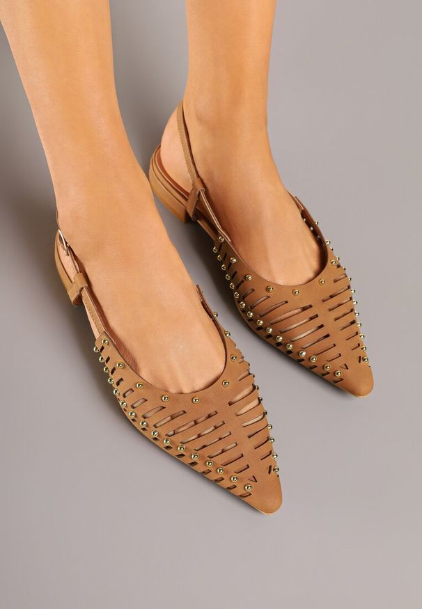 Renee - Brązowe Sandały Vices w Stylu Mules z Nitami i Drobnymi Wycięciami Vevalora. Okazja: na co dzień. Kolor: brązowy. Obcas: na obcasie. Styl: casual, elegancki. Wysokość obcasa: średni