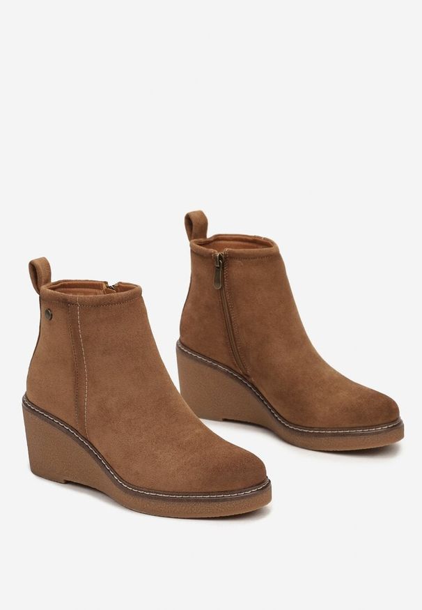 Born2be - Ciemnobeżowe Botki na Koturnie w Stylu Sztybletów Ozdobione Przeszyciami Korievia. Okazja: na co dzień. Kolor: beżowy. Materiał: jeans. Wzór: aplikacja. Obcas: na koturnie. Styl: casual, klasyczny