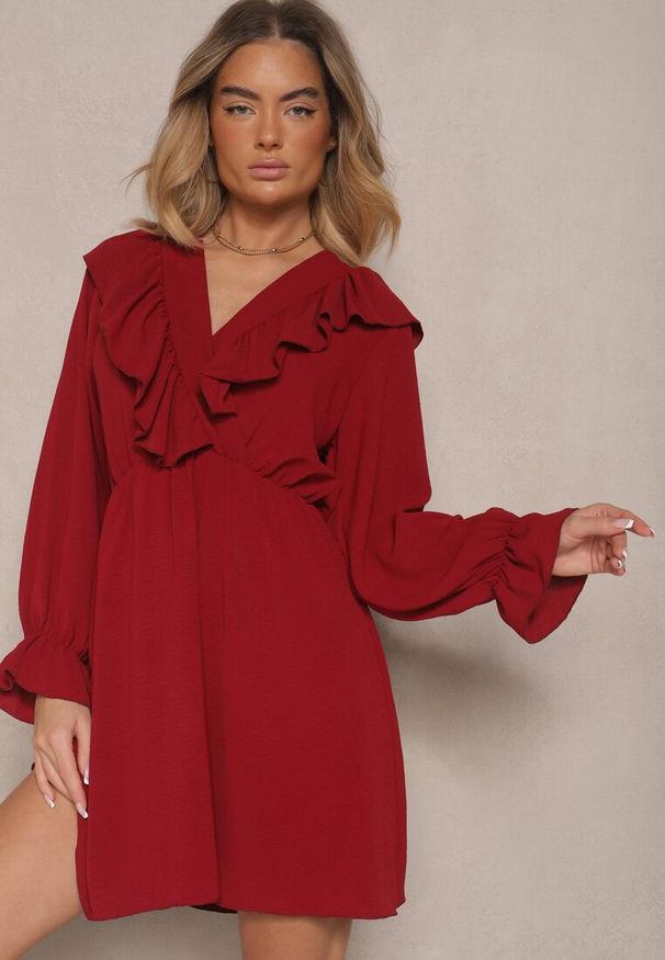 Renee - Bordowa Kopertowa Sukienka z Żabotem Ozdobiona Falbankami Melosia. Okazja: na co dzień. Typ kołnierza: kołnierz z falbankami, z żabotem. Kolor: czerwony. Wzór: aplikacja. Typ sukienki: kopertowe. Styl: elegancki, casual