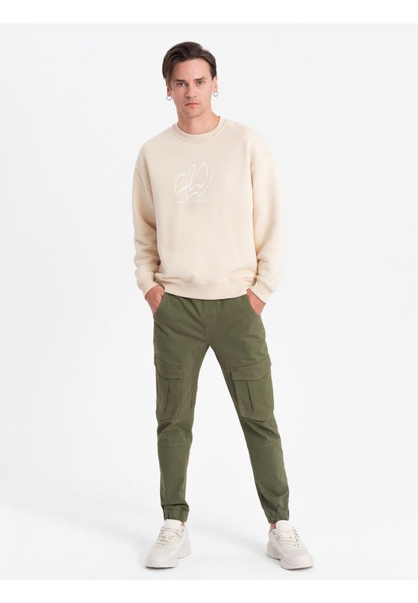 Ombre Clothing - Spodnie męskie JOGGERY z kieszeniami cargo - oliwkowe V18 P886 - XXL. Kolor: oliwkowy. Materiał: bawełna, elastan. Wzór: geometria