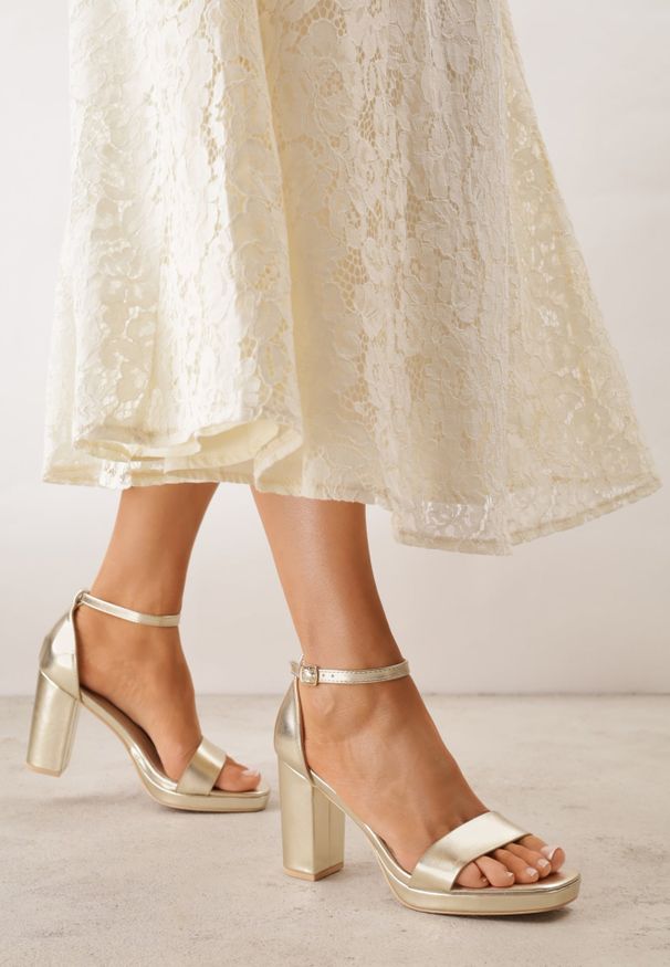 Renee - Złote Sandały VICES na Słupkowym Obcasie ze Skórzaną Wkładką Azimera. Okazja: na co dzień, na imprezę. Kolor: złoty. Materiał: skóra. Sezon: lato. Obcas: na obcasie. Styl: casual. Wysokość obcasa: średni