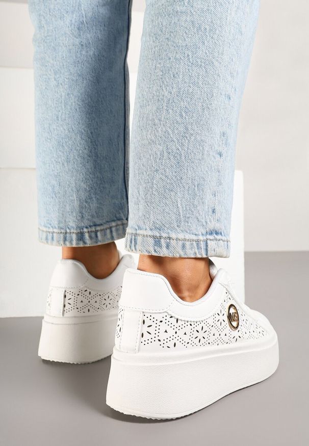 Renee - Białe Sneakersy na Platformie z Ażurowym Zdobieniem i Aplikacją Dalirnna. Okazja: na co dzień. Kolor: biały. Materiał: jeans. Wzór: aplikacja, ażurowy. Obcas: na platformie
