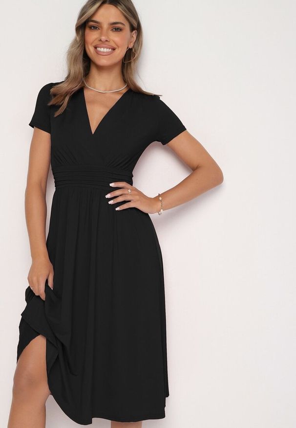 Born2be - Czarna Taliowana Sukienka z Dekoltem na Zakładkę Quimadea. Okazja: na spotkanie biznesowe. Kolor: czarny. Materiał: materiał. Wzór: aplikacja. Styl: elegancki, biznesowy