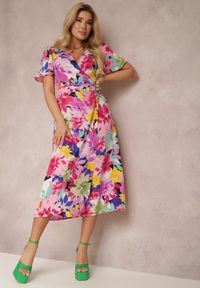 Renee - Fioletowo-Różowa Sukienka Barbithoe. Kolor: fioletowy. Długość rękawa: krótki rękaw. Wzór: kwiaty. Typ sukienki: kopertowe. Styl: klasyczny. Długość: midi
