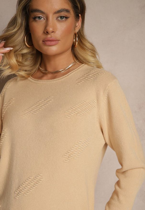 Renee - Ciemnobeżowy Sweter o Klasycznym Kroju z Ozdobnymi Guziczkami po Bokach Melornia. Okazja: na co dzień. Kolor: beżowy. Styl: klasyczny