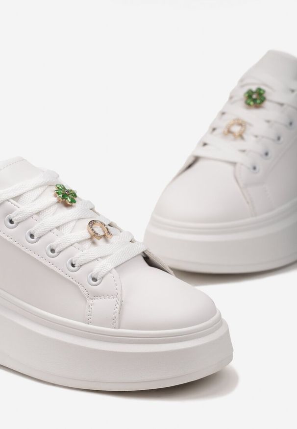 Renee - Biało-Złote Sneakersy Ozdobione Cyrkoniami i Kwiatami na Grubej Podeszwie Rainasse. Kolor: biały. Wzór: kwiaty, aplikacja