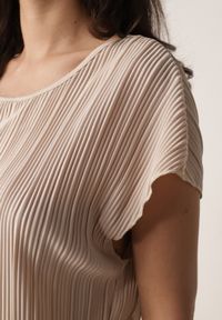 Born2be - Beżowa Bluzka na Krótki Rękaw z Plisowanej Tkaniny Undirea. Okazja: do pracy, na co dzień. Kolor: beżowy. Materiał: tkanina. Długość rękawa: krótki rękaw. Długość: krótkie. Styl: elegancki, klasyczny, casual #7
