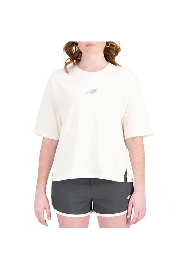 Koszulka New Balance WT31511GIE - biała. Kolor: biały. Materiał: materiał, bawełna. Długość rękawa: krótki rękaw. Długość: krótkie