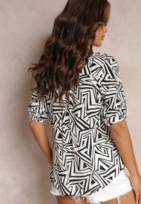 Renee - Biało-Czarna Koszula z Wiskozy w Geometryczny Print Jacelyn. Okazja: na co dzień. Typ kołnierza: dekolt w serek, kołnierzyk klasyczny. Kolor: biały. Materiał: wiskoza. Wzór: geometria, nadruk. Styl: klasyczny, elegancki, casual #5