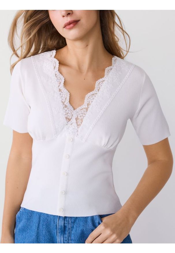 Reserved - Bluzka z koronkowym detalem - biały. Kolor: biały. Materiał: koronka