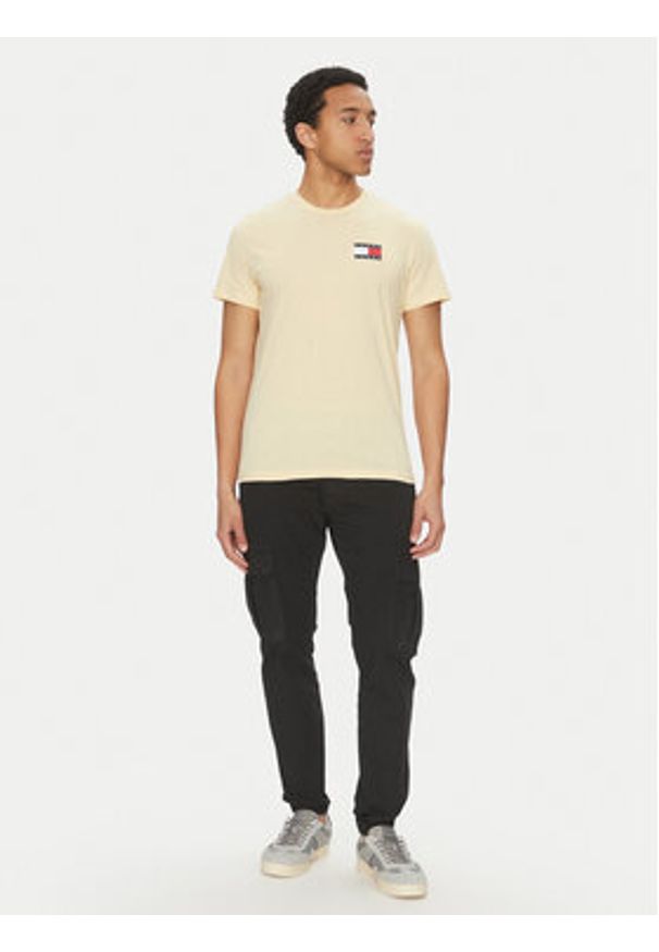 Tommy Jeans T-Shirt Essential DM0DM20740 Żółty Slim Fit. Kolor: żółty. Materiał: bawełna