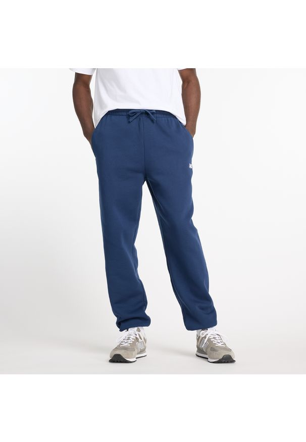 Spodnie męskie New Balance MP41503NNY – granatowe. Kolor: niebieski. Materiał: bawełna, dresówka, poliester, materiał