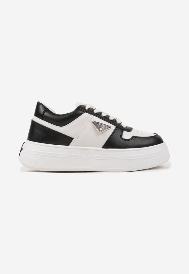 Renee - Czarno-Białe Sneakersy Vices na Platformie z Perforacją i Geometryczną Aplikacją Vilvesia. Okazja: na co dzień. Kolor: czarny. Materiał: jeans. Wzór: aplikacja, geometria. Obcas: na platformie