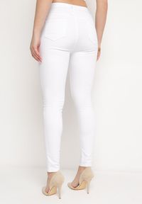 Born2be - Białe Spodnie Skinny z Dziurą i Panterkową Łatką Halitellia. Kolor: biały. Materiał: skóra. Długość: długie. Styl: elegancki #4