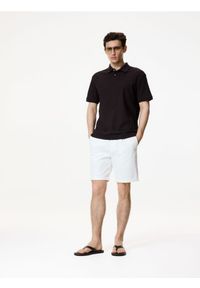 Reserved - Szorty regular fit - złamana biel. Materiał: dzianina, włókno #1